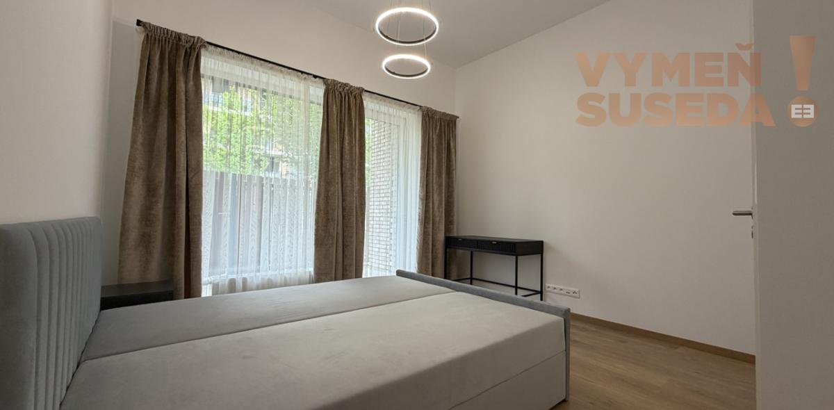 VYMEŇ SUSEDA! - VÝNIMOČNÝ 2 IZB. BYT SO ZÁHRADKOU A PARKOVANÍM, FIALOVÁ UL., BRATISLAVA V, PETRŽALKA,