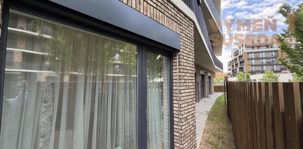 VYMEŇ SUSEDA! - VÝNIMOČNÝ 2 IZB. BYT SO ZÁHRADKOU A PARKOVANÍM, FIALOVÁ UL., BRATISLAVA V, PETRŽALKA,