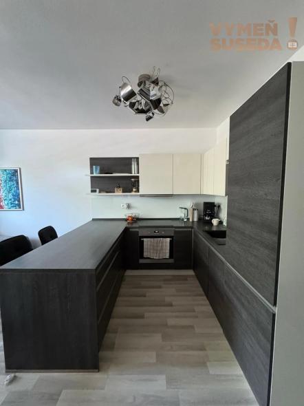 VYMEŇ SUSEDA! – PRIESTRANNÝ 2 IZB. ZARIADENÝ BYT S TERASOU, PET FRIENDLY, ĎUMBIERSKA UL., NOVÉ MESTO, BA III