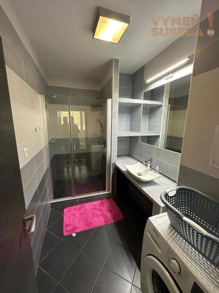 VYMEŇ SUSEDA! – PRIESTRANNÝ 2 IZB. ZARIADENÝ BYT S TERASOU, PET FRIENDLY, ĎUMBIERSKA UL., NOVÉ MESTO, BA III