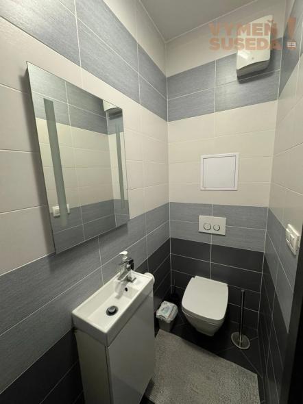 VYMEŇ SUSEDA! – PRIESTRANNÝ 2 IZB. ZARIADENÝ BYT S TERASOU, PET FRIENDLY, ĎUMBIERSKA UL., NOVÉ MESTO, BA III