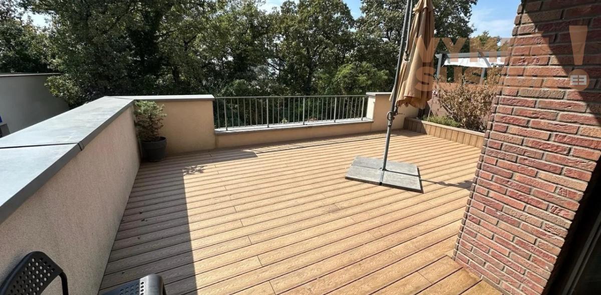 VYMEŇ SUSEDA! – PRIESTRANNÝ 2 IZB. ZARIADENÝ BYT S TERASOU, PET FRIENDLY, ĎUMBIERSKA UL., NOVÉ MESTO, BA III