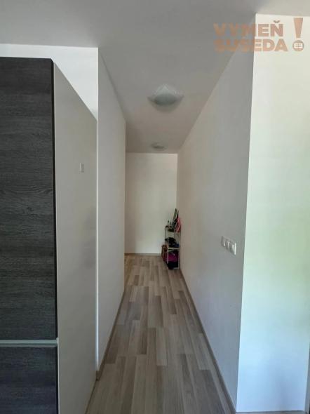 VYMEŇ SUSEDA! – PRIESTRANNÝ 2 IZB. ZARIADENÝ BYT S TERASOU, PET FRIENDLY, ĎUMBIERSKA UL., NOVÉ MESTO, BA III