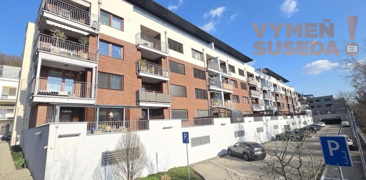 VYMEŇ SUSEDA! – PRIESTRANNÝ 2 IZB. ZARIADENÝ BYT S TERASOU, PET FRIENDLY, ĎUMBIERSKA UL., NOVÉ MESTO, BA III