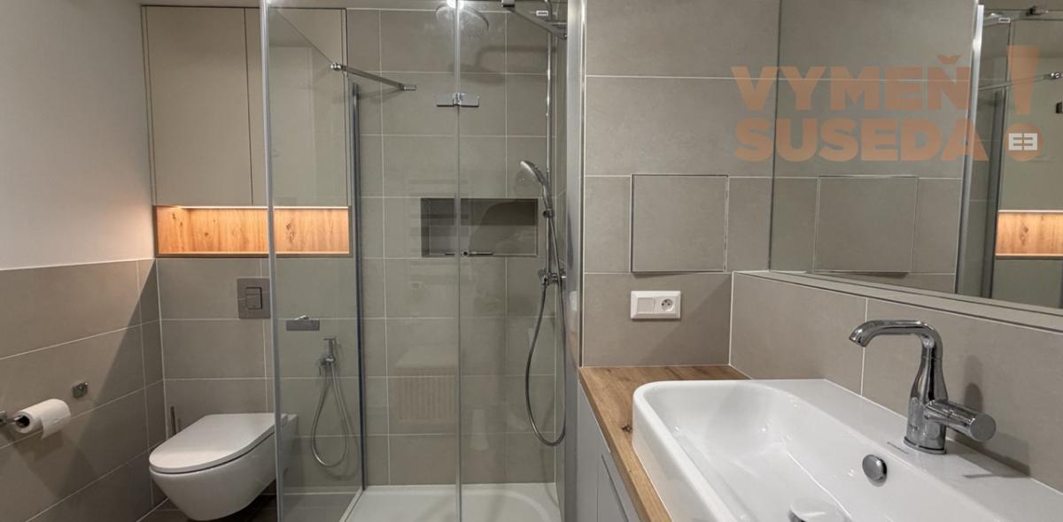 VYMEŇ SUSEDA! – VÝNIMOČNÝ 2 IZB. ZARIADENÝ BYT S BALKÓNOM A GARÁŽOVÝM STÁTÍM, TRNAVSKÁ CESTA, BA II, RUŽINOV,