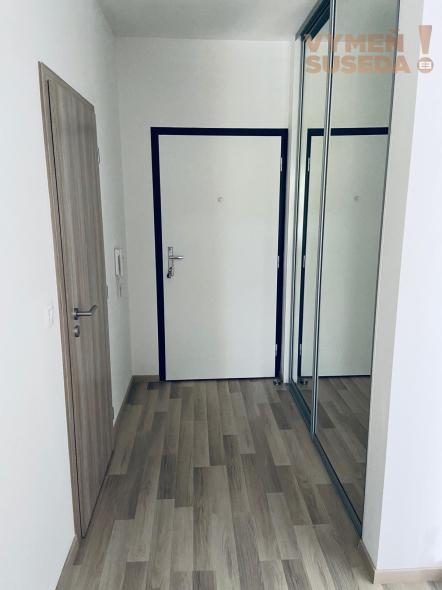 VYMEŇ SUSEDA!  - VÝNIMOČNÝ 2 IZB. BYT S PRIESTRANNÁ LOGGIA, PARKOVACIE MIESTO- Slnečnice Viladomy