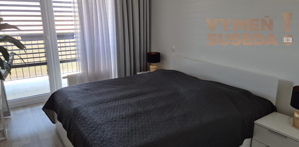 VYMEŇ SUSEDA!  - VÝNIMOČNÝ 2 IZB. BYT S PRIESTRANNÁ LOGGIA, PARKOVACIE MIESTO- Slnečnice Viladomy