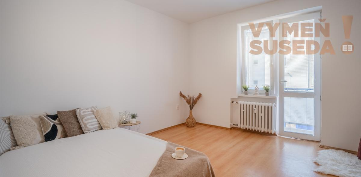 VYMEŇ SUSEDA! – VÝNIMOČNÁ GARSÓNKA, BALKÓN, TEHLA – KRAMÁRE, STROMOVÁ UL., BA III