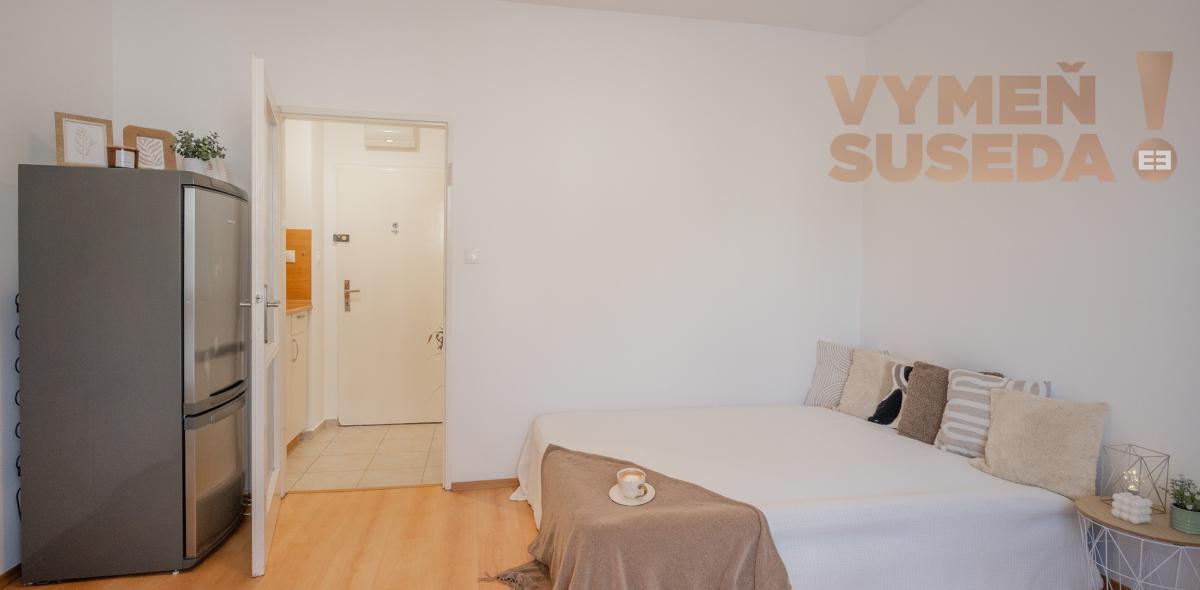 VYMEŇ SUSEDA! – VÝNIMOČNÁ GARSÓNKA, BALKÓN, TEHLA – KRAMÁRE, STROMOVÁ UL., BA III