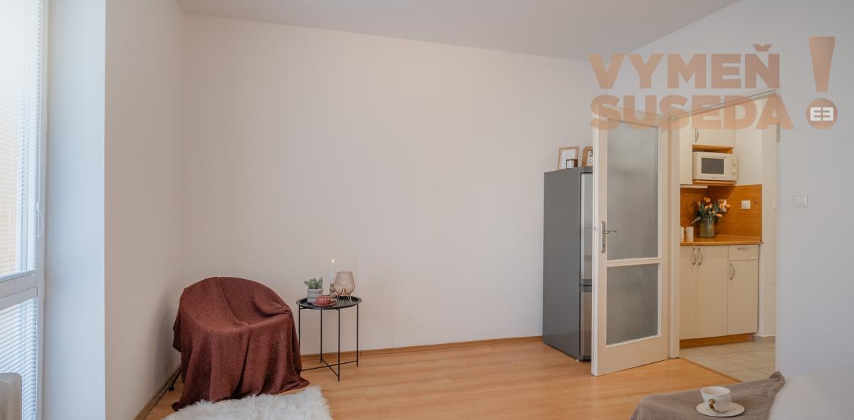 VYMEŇ SUSEDA! – VÝNIMOČNÁ GARSÓNKA, BALKÓN, TEHLA – KRAMÁRE, STROMOVÁ UL., BA III