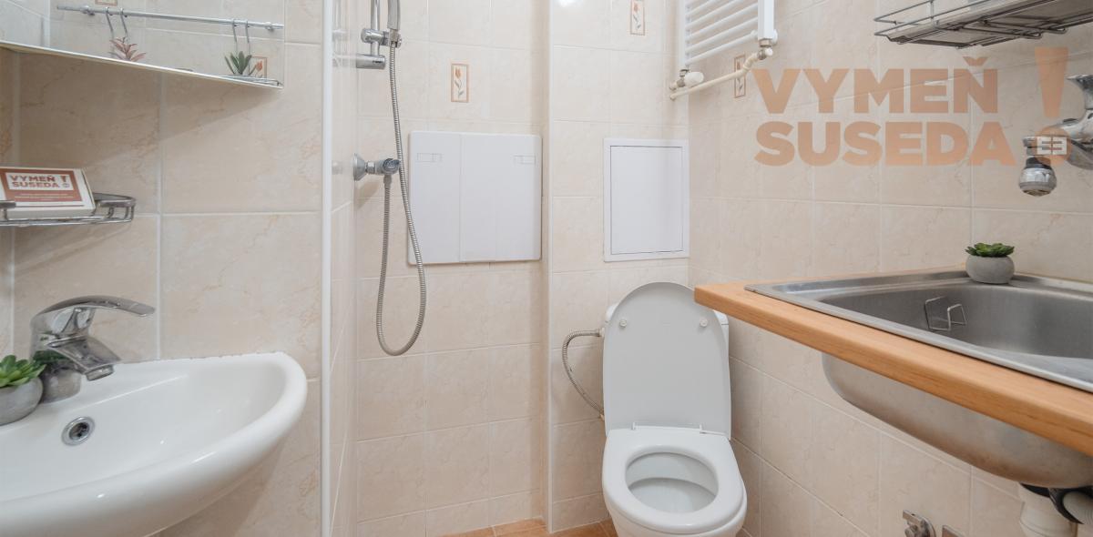 VYMEŇ SUSEDA! – VÝNIMOČNÁ GARSÓNKA, BALKÓN, TEHLA – KRAMÁRE, STROMOVÁ UL., BA III