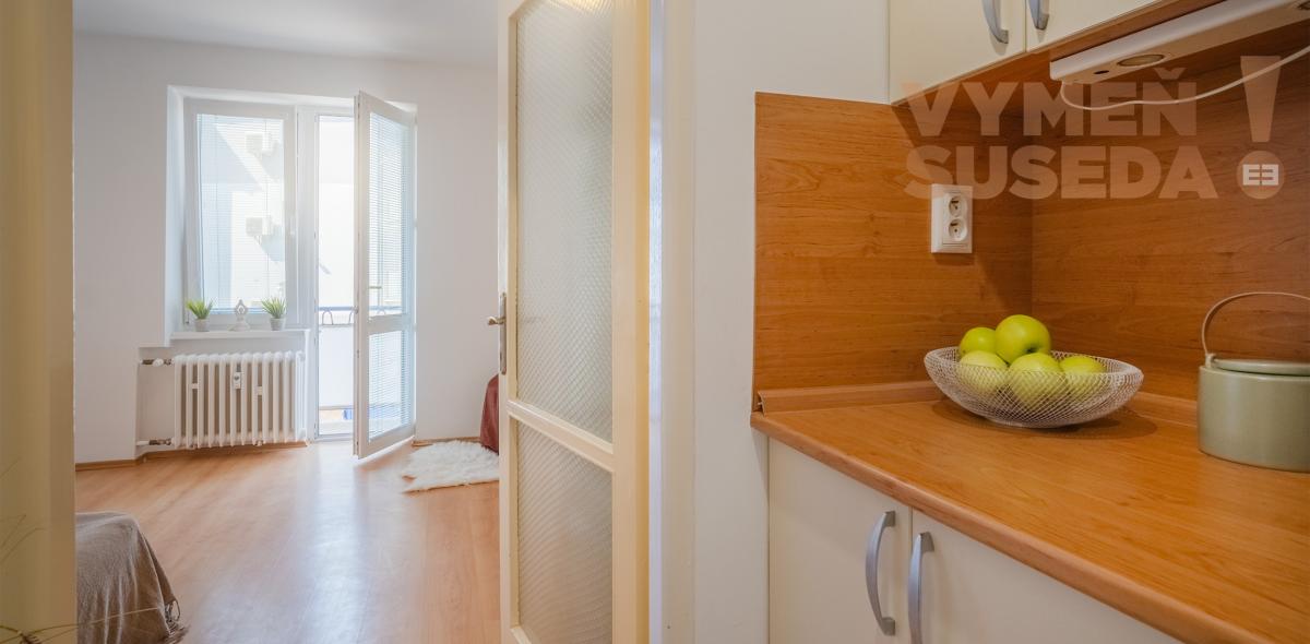 VYMEŇ SUSEDA! – VÝNIMOČNÁ GARSÓNKA, BALKÓN, TEHLA – KRAMÁRE, STROMOVÁ UL., BA III