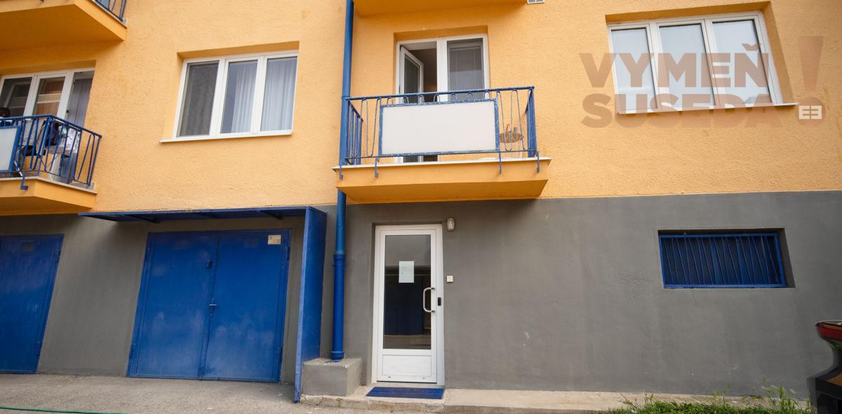 VYMEŇ SUSEDA! – VÝNIMOČNÁ GARSÓNKA, BALKÓN, TEHLA – KRAMÁRE, STROMOVÁ UL., BA III