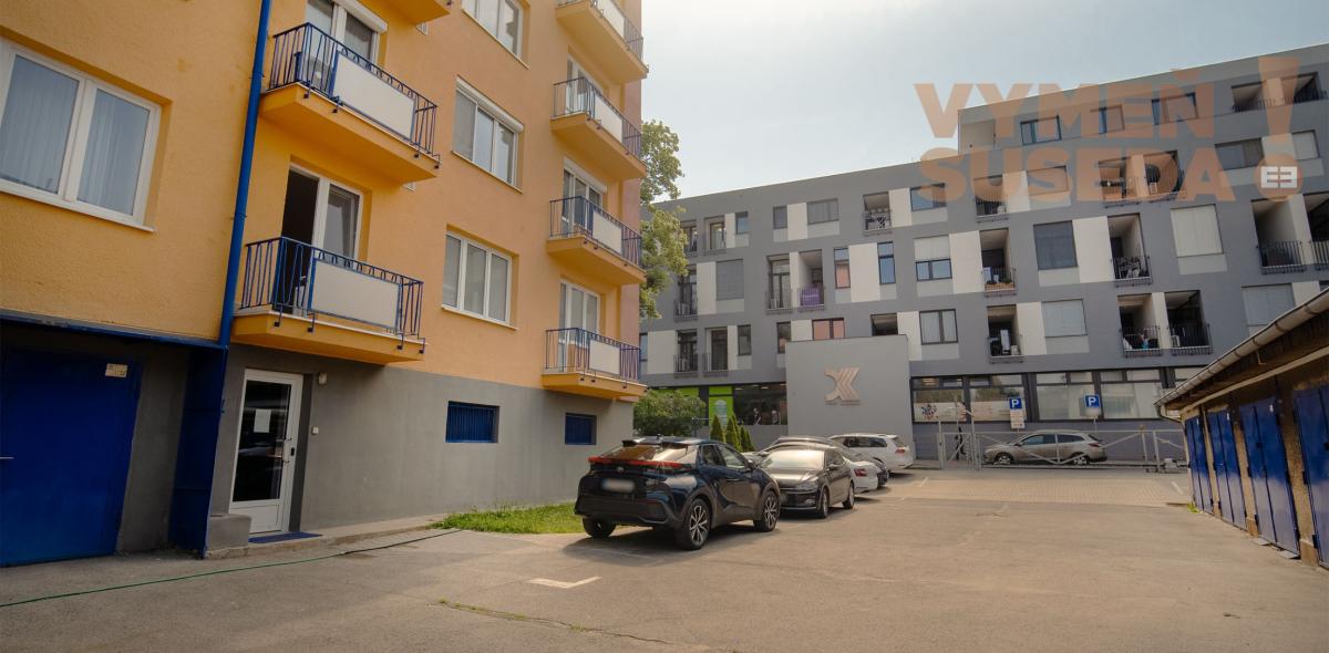 VYMEŇ SUSEDA! – VÝNIMOČNÁ GARSÓNKA, BALKÓN, TEHLA – KRAMÁRE, STROMOVÁ UL., BA III