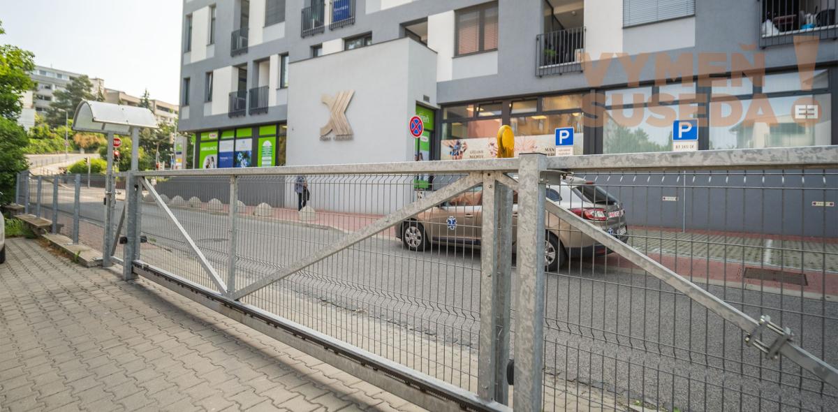VYMEŇ SUSEDA! – VÝNIMOČNÁ GARSÓNKA, BALKÓN, TEHLA – KRAMÁRE, STROMOVÁ UL., BA III