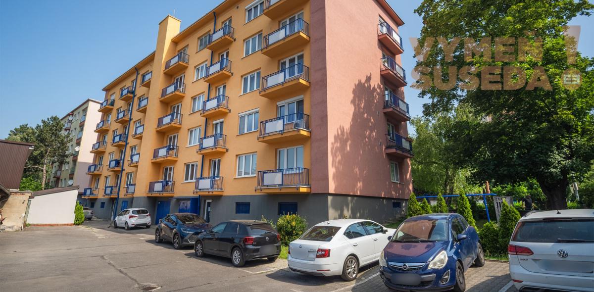 VYMEŇ SUSEDA! – VÝNIMOČNÁ GARSÓNKA, BALKÓN, TEHLA – KRAMÁRE, STROMOVÁ UL., BA III