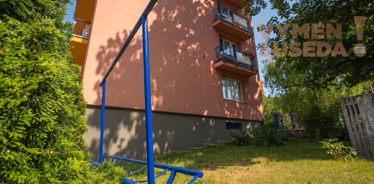 VYMEŇ SUSEDA! – VÝNIMOČNÁ GARSÓNKA, BALKÓN, TEHLA – KRAMÁRE, STROMOVÁ UL., BA III
