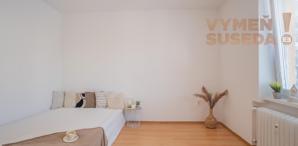 REZERVOVANÉ! - VYMEŇ SUSEDA! – VÝNIMOČNÝ 1-IZBOVÝ BYT, BALKÓN, TEHLA – KRAMÁRE, STROMOVÁ UL., BA III
