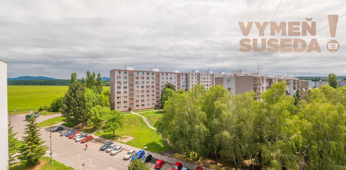 VYMEŇ SUSEDA! – PRIESTRANNÝ, ZARIADENÝ 1 IZB. BYT S LOGGIOU, ŽITNÁ, BÁNOVCE NAD BEBRAVOU.