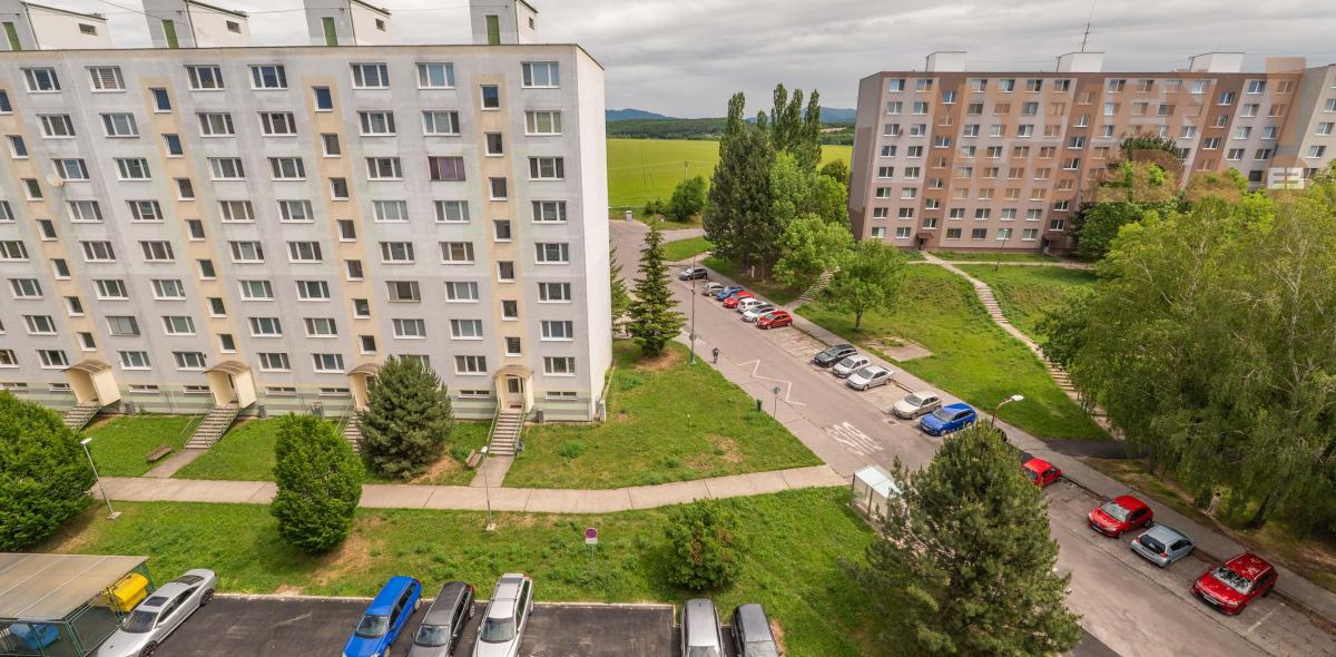 VYMEŇ SUSEDA! – PRIESTRANNÝ, ZARIADENÝ 1 IZB. BYT S LOGGIOU, ŽITNÁ, BÁNOVCE NAD BEBRAVOU.