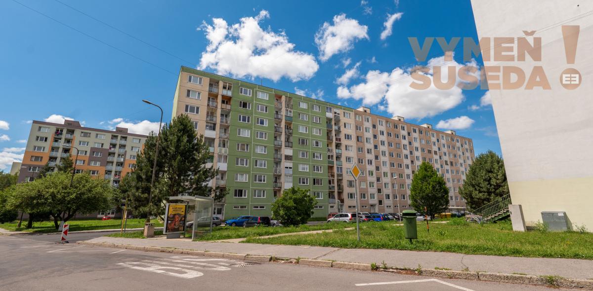 VYMEŇ SUSEDA! – PRIESTRANNÝ, ZARIADENÝ 1 IZB. BYT S LOGGIOU, ŽITNÁ, BÁNOVCE NAD BEBRAVOU.