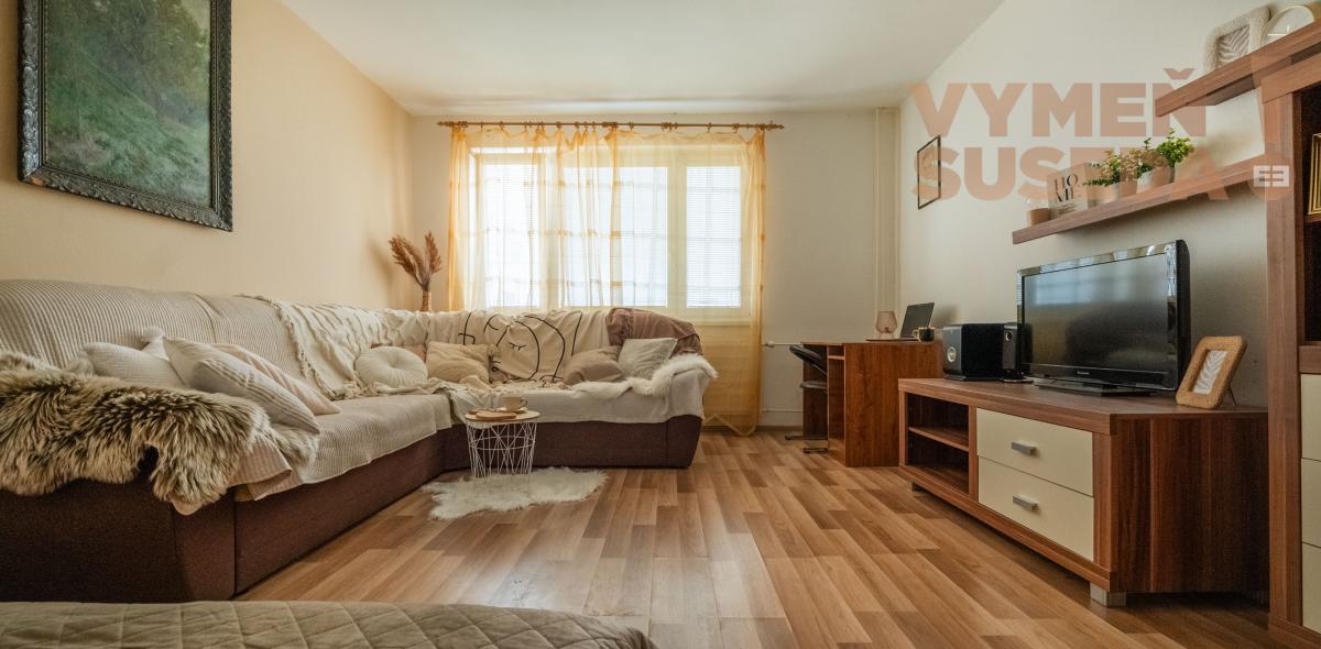 VYMEŇ SUSEDA! – PRIESTRANNÝ, ZARIADENÝ 1 IZB. BYT S LOGGIOU, ŽITNÁ, BÁNOVCE NAD BEBRAVOU.