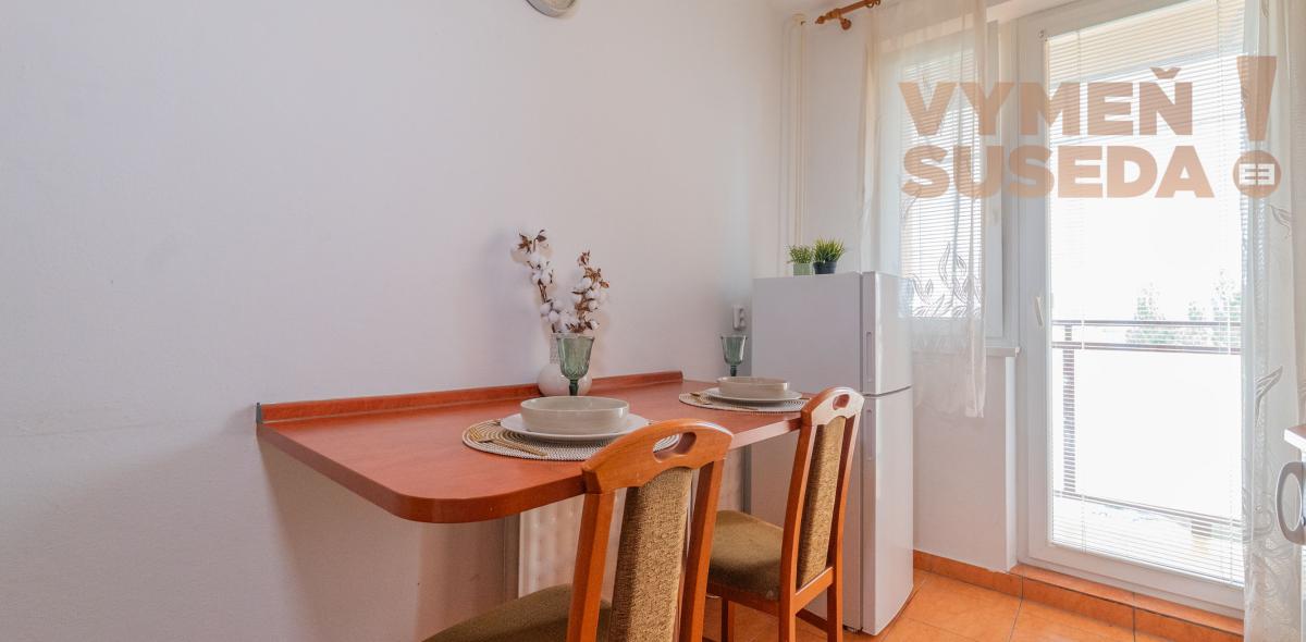 VYMEŇ SUSEDA! – PRIESTRANNÝ, ZARIADENÝ 1 IZB. BYT S LOGGIOU, ŽITNÁ, BÁNOVCE NAD BEBRAVOU.