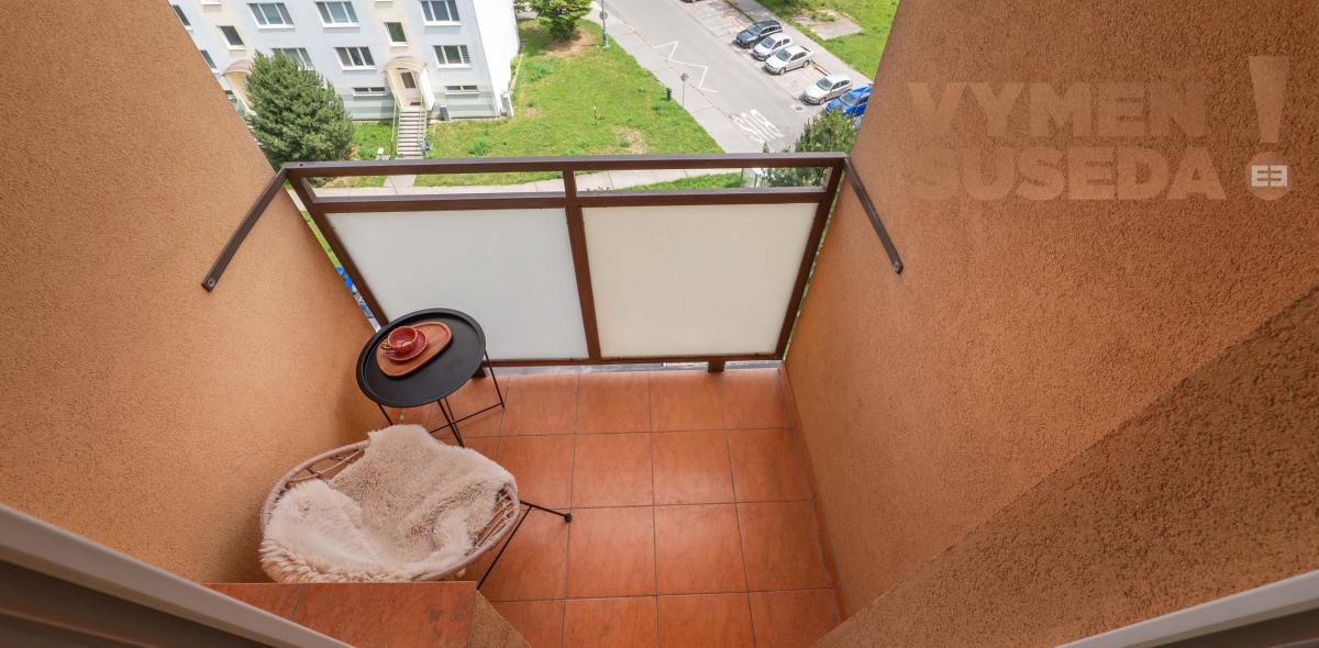 VYMEŇ SUSEDA! – PRIESTRANNÝ, ZARIADENÝ 1 IZB. BYT S LOGGIOU, ŽITNÁ, BÁNOVCE NAD BEBRAVOU.