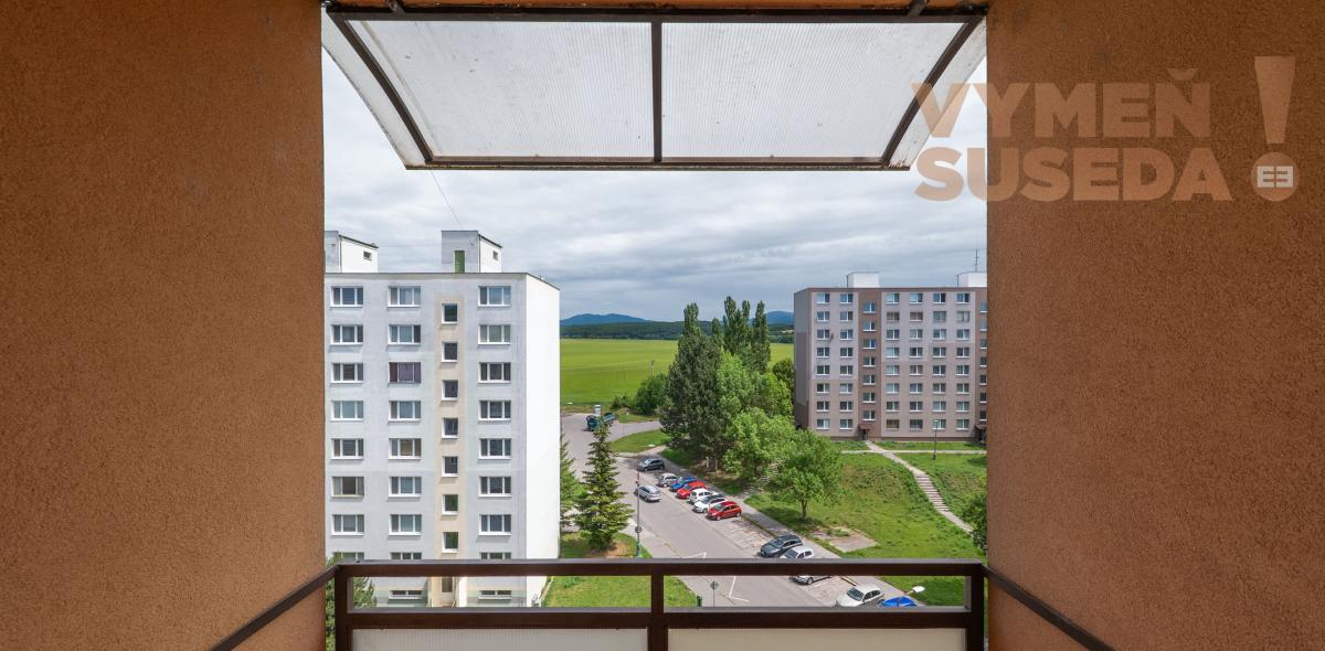 VYMEŇ SUSEDA! – PRIESTRANNÝ, ZARIADENÝ 1 IZB. BYT S LOGGIOU, ŽITNÁ, BÁNOVCE NAD BEBRAVOU.