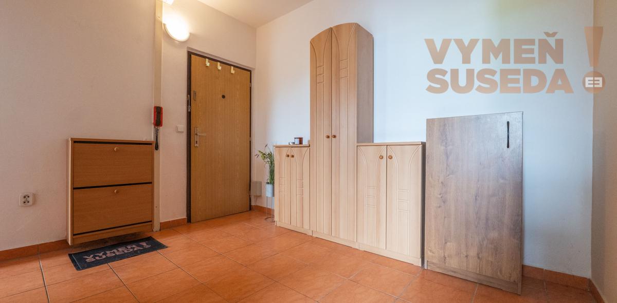 VYMEŇ SUSEDA! – PRIESTRANNÝ, ZARIADENÝ 1 IZB. BYT S LOGGIOU, ŽITNÁ, BÁNOVCE NAD BEBRAVOU.