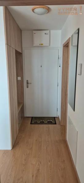 VYMEŇ SUSEDA! – VÝNIMOČNÝ 2 IZB. ZARIADENÝ BYT S BALKÓNOM A PARKOVANÍM, GUSTÁVA MALLÉHO, BA V, PETRŽALKA.