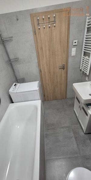 VYMEŇ SUSEDA! – VÝNIMOČNÝ 2 IZB. ZARIADENÝ BYT S BALKÓNOM A PARKOVANÍM, GUSTÁVA MALLÉHO, BA V, PETRŽALKA.