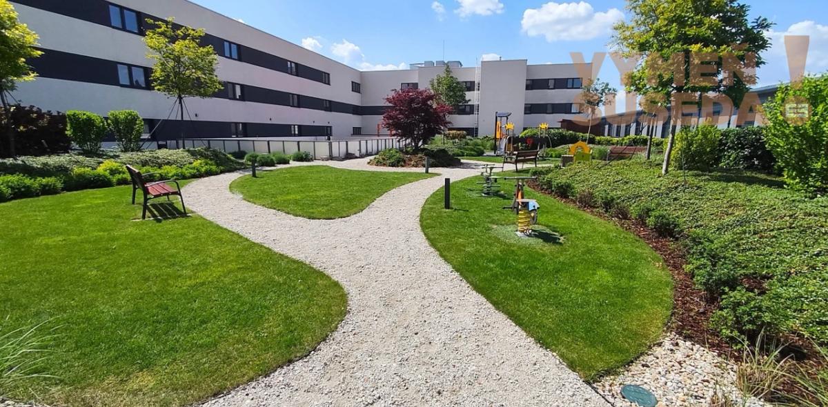 VYMEŇ SUSEDA! – VÝNIMOČNÝ 2 IZB. ZARIADENÝ BYT S BALKÓNOM A PARKOVANÍM, GUSTÁVA MALLÉHO, BA V, PETRŽALKA.