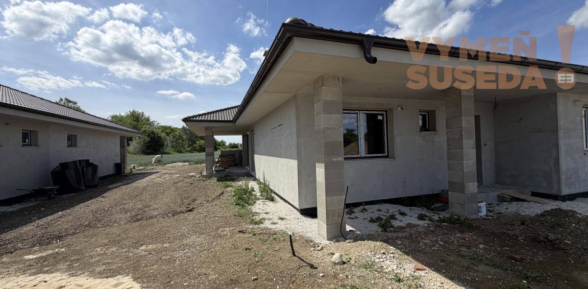 VYMEŇ SUSEDA! – MODERNÁ NOVOSTAVBA 4-IZBOVÉHO RODINNÉHO DOMU S TERASOU, DRAHOVCE