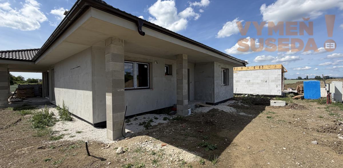 VYMEŇ SUSEDA! – MODERNÁ NOVOSTAVBA 4-IZBOVÉHO RODINNÉHO DOMU S TERASOU, DRAHOVCE