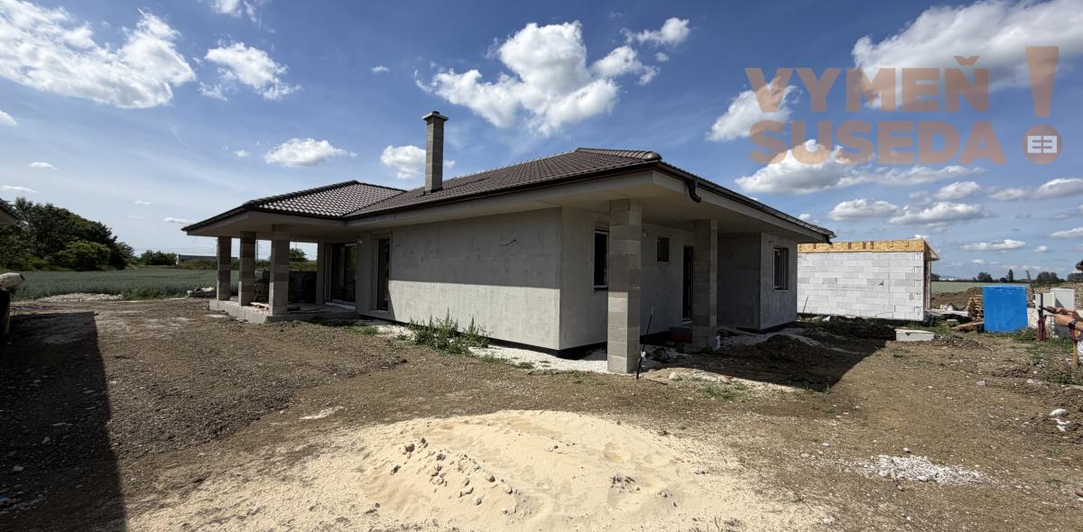 VYMEŇ SUSEDA! – MODERNÁ NOVOSTAVBA 4-IZBOVÉHO RODINNÉHO DOMU S TERASOU, DRAHOVCE