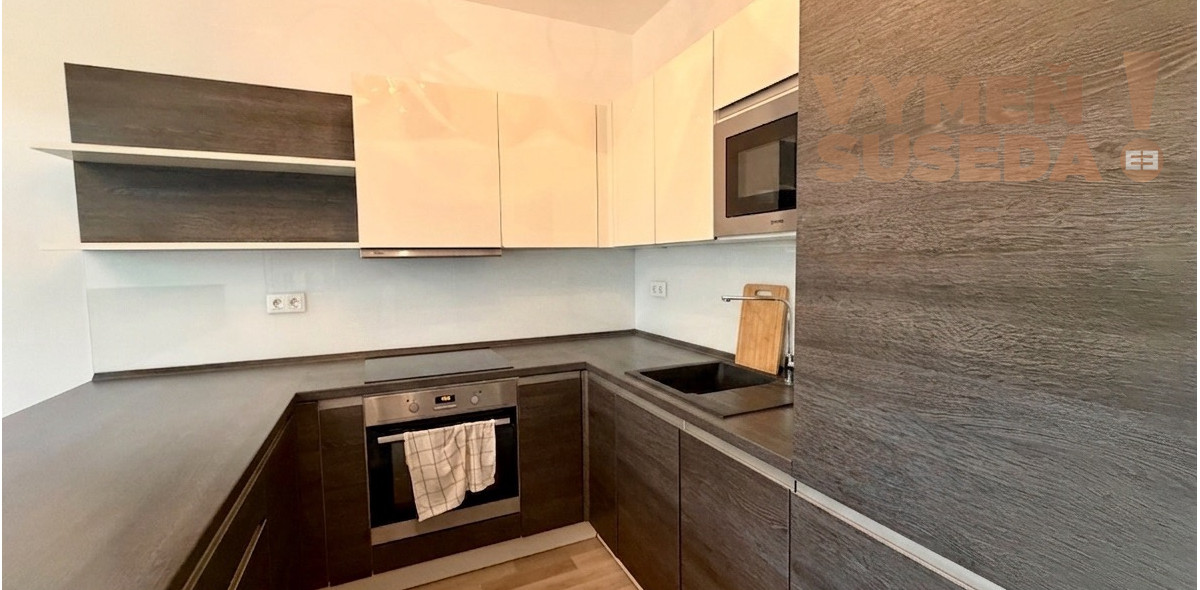VYMEŇ SUSEDA! – PRIESTRANNÝ 2 IZB. ZARIADENÝ BYT, TERASA, PET FRIENDLY, ĎUMBIERSKA UL., NOVÉ MESTO, BA III