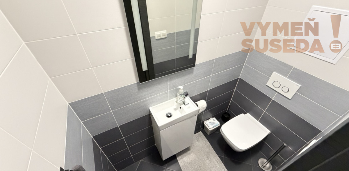 VYMEŇ SUSEDA! – PRIESTRANNÝ 2 IZB. ZARIADENÝ BYT, TERASA, PET FRIENDLY, ĎUMBIERSKA UL., NOVÉ MESTO, BA III