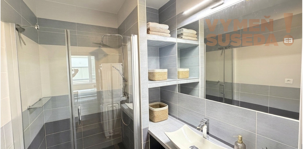 VYMEŇ SUSEDA! – PRIESTRANNÝ 2 IZB. ZARIADENÝ BYT, TERASA, PET FRIENDLY, ĎUMBIERSKA UL., NOVÉ MESTO, BA III