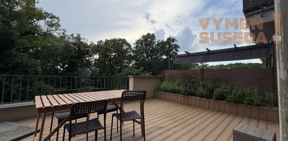VYMEŇ SUSEDA! – PRIESTRANNÝ 2 IZB. ZARIADENÝ BYT, TERASA, PET FRIENDLY, ĎUMBIERSKA UL., NOVÉ MESTO, BA III