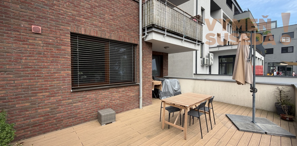 VYMEŇ SUSEDA! – PRIESTRANNÝ 2 IZB. ZARIADENÝ BYT, TERASA, PET FRIENDLY, ĎUMBIERSKA UL., NOVÉ MESTO, BA III