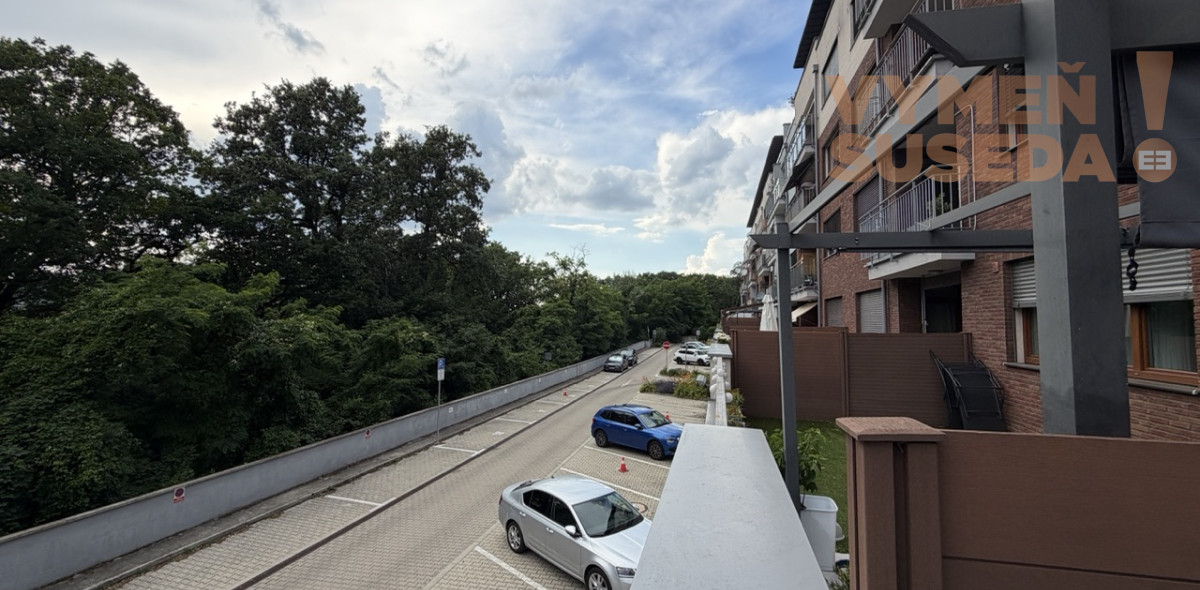 VYMEŇ SUSEDA! – PRIESTRANNÝ 2 IZB. ZARIADENÝ BYT, TERASA, PET FRIENDLY, ĎUMBIERSKA UL., NOVÉ MESTO, BA III