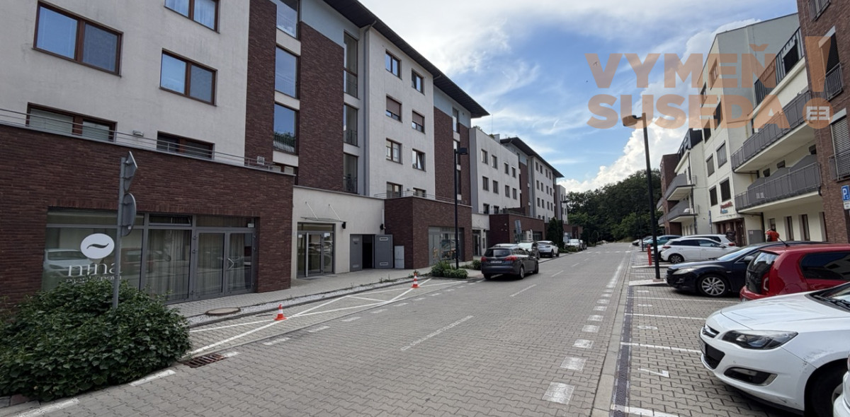 VYMEŇ SUSEDA! – PRIESTRANNÝ 2 IZB. ZARIADENÝ BYT, TERASA, PET FRIENDLY, ĎUMBIERSKA UL., NOVÉ MESTO, BA III