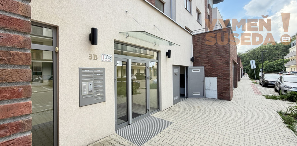 VYMEŇ SUSEDA! – PRIESTRANNÝ 2 IZB. ZARIADENÝ BYT, TERASA, PET FRIENDLY, ĎUMBIERSKA UL., NOVÉ MESTO, BA III