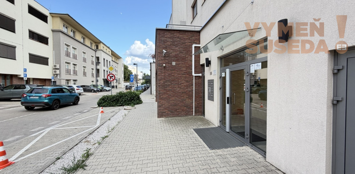 VYMEŇ SUSEDA! – PRIESTRANNÝ 2 IZB. ZARIADENÝ BYT, TERASA, PET FRIENDLY, ĎUMBIERSKA UL., NOVÉ MESTO, BA III