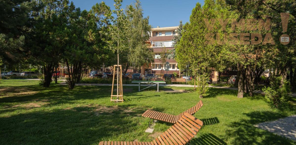 VYMEŇ SUSEDA! – Priestranný 3-izbový byt s dvomi balkónmi a samostatnou kuchyňou | Ružinov – Trnávka | Vietnamská ulica