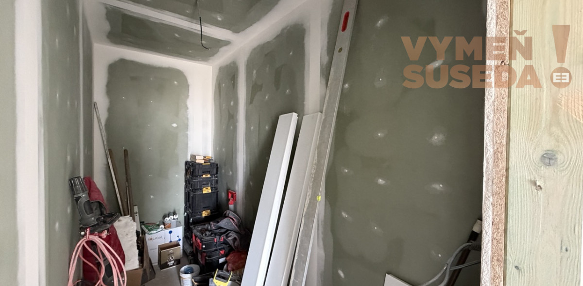 VYMEŇ SUSEDA! - 4-IZBOVÝ RODINNÝ DOM S TERASOU A PARKOVANÍM, DRAHOVCE, MAJER