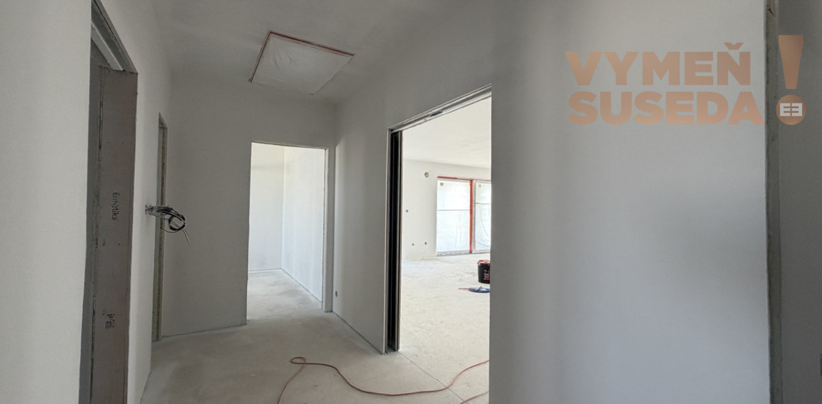 VYMEŇ SUSEDA! - 4-IZBOVÝ RODINNÝ DOM S TERASOU A PARKOVANÍM, DRAHOVCE, MAJER