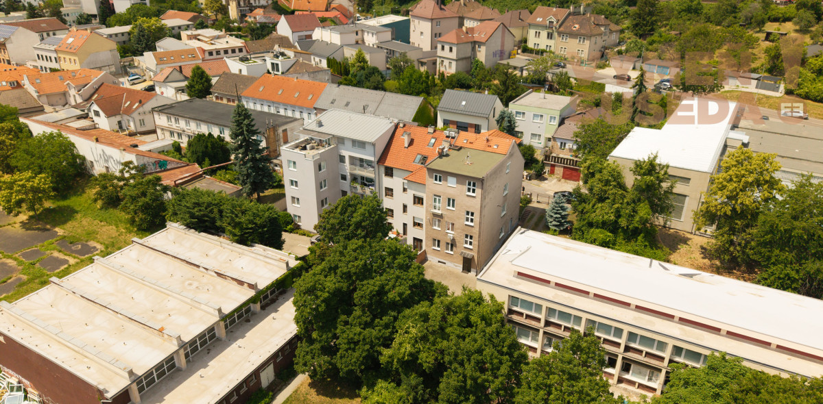 VYMEŇ SUSEDA! -  VÝNIMOČNÝ RODINNÝ DOM SO 4 BYTOVÝMI JEDNOTKAMI, VYHĽADÁVANÁ LOKALITA, BA III -  ČAJAKOVA ulica
