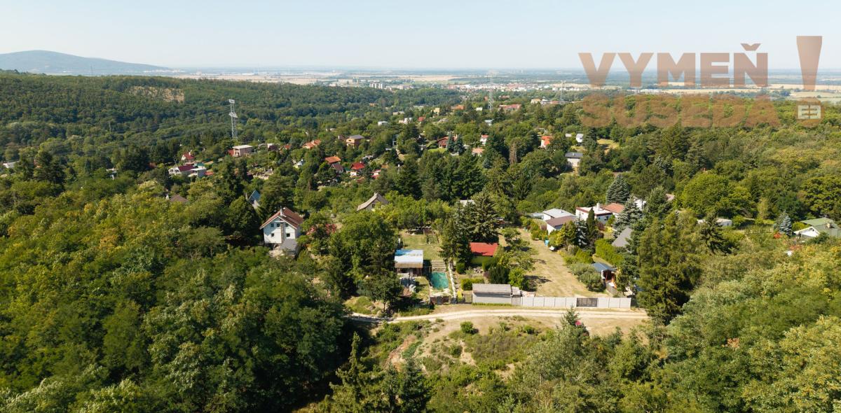 VYMEŇ SUSEDA! - Výnimočný Pozemok na predaj 1027 m2 Stupava – Nová Hora s výhľadom na Pajštún a do lesa.